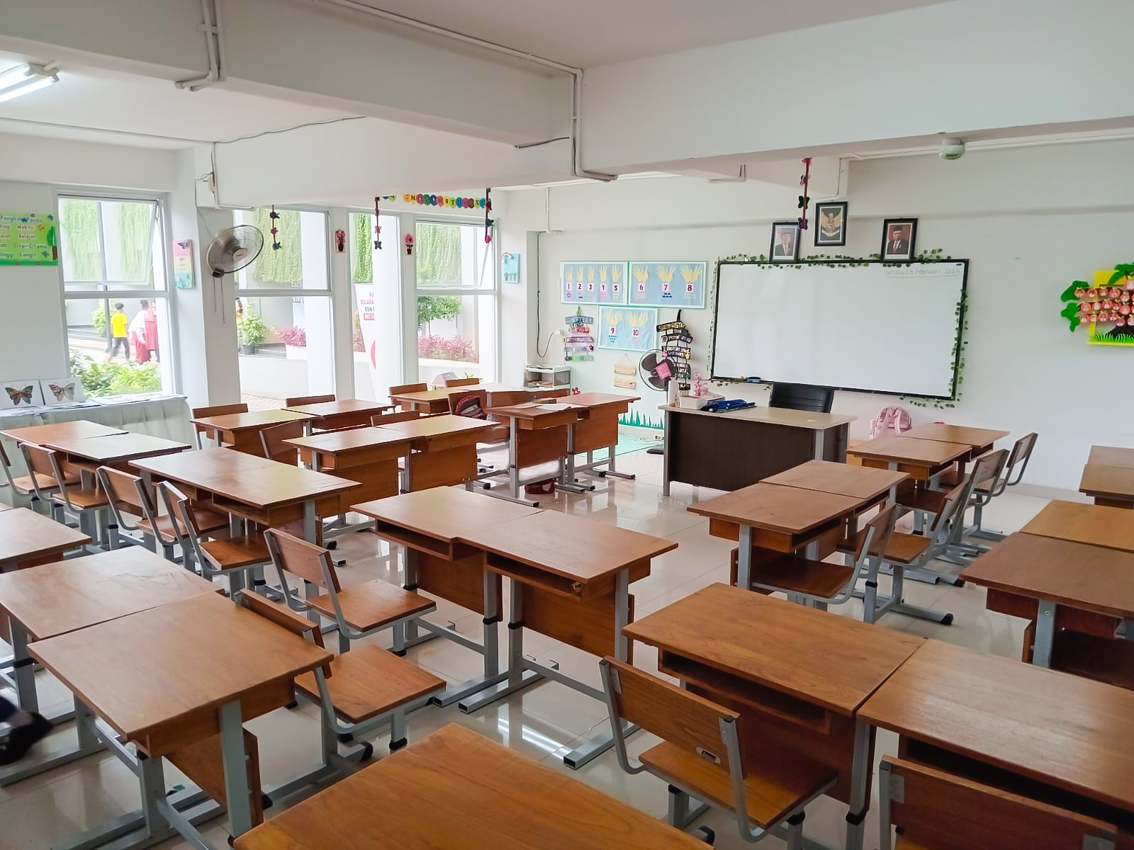 Meja Kursi Kelas Modern